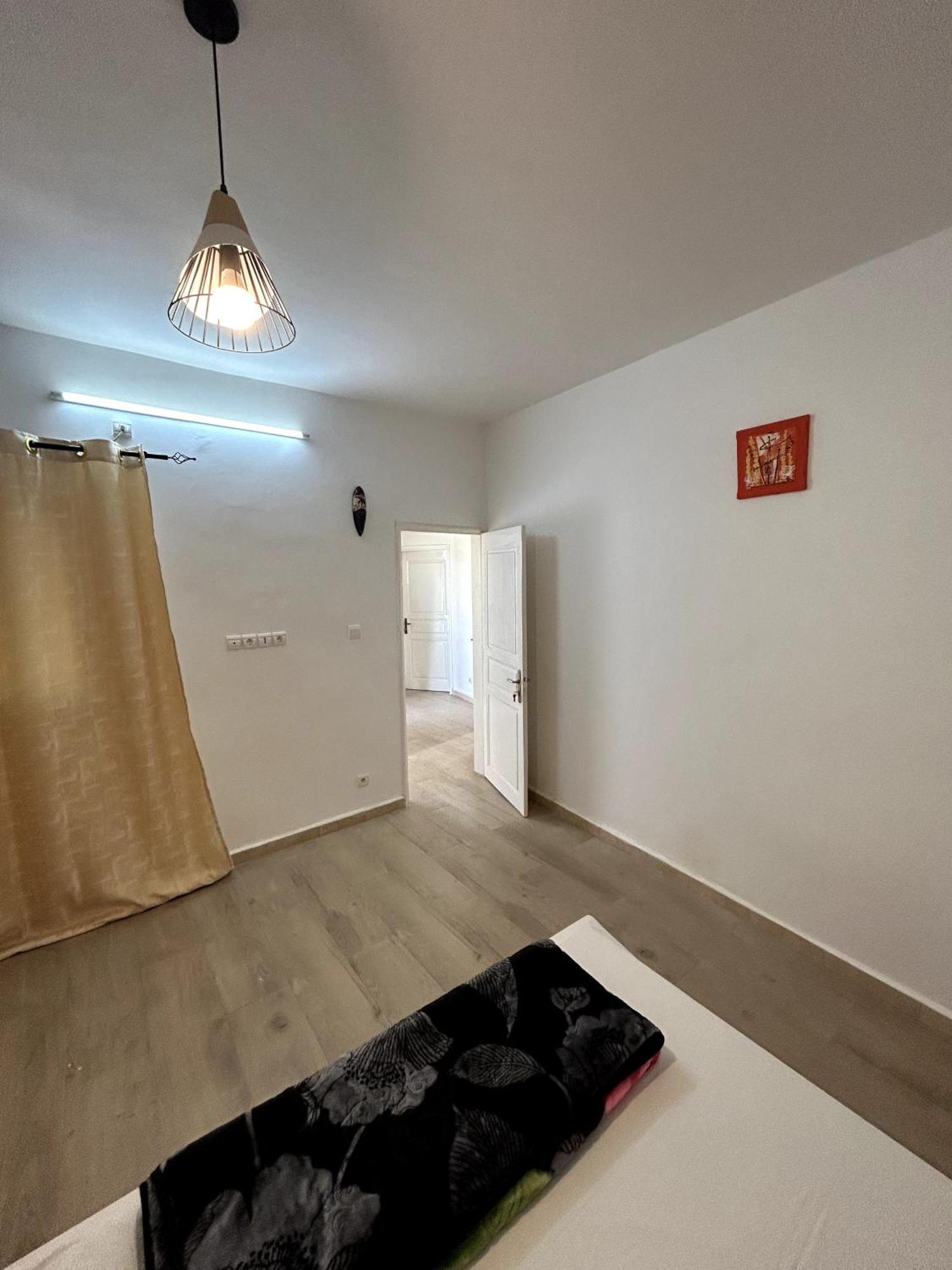 Chambre Spacieuse Avec Balcon - Salle De Bain Exterieure Privee & Breakfast แซ็ง-ลุย ภายนอก รูปภาพ